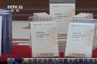 等候英雄归来，众多泰山球迷聚集在济南高铁站